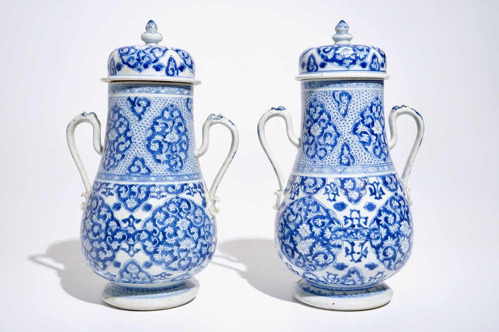 Een paar Chinese blauwwitte urnen met deksels, Kangxi