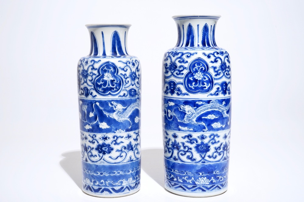 Twee blauwwitte rouleau vazen met horizontale vlakverdeling met draken, Kangxi