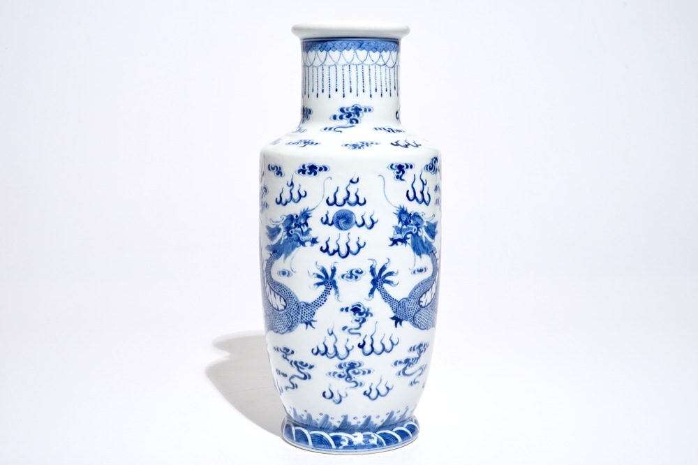 Un vase de forme rouleau en porcelaine de Chine bleu et blanc aux dragons, 19/20&egrave;me