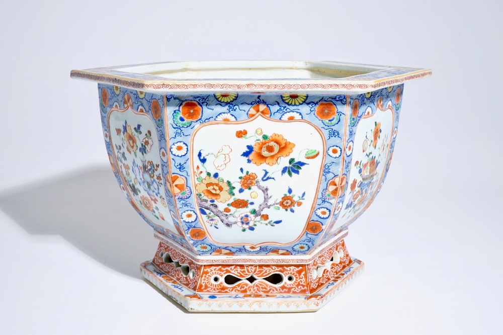 Een Chinese hexagonale verte-Imari jardini&egrave;re, Yongzheng