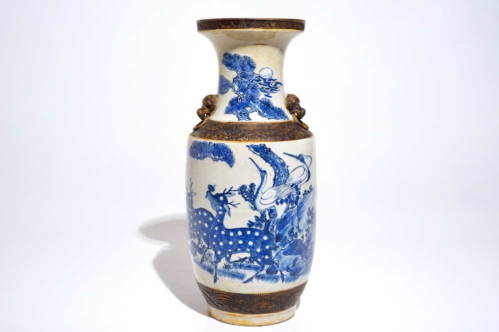A Chinese Nanking blue and white on crackle-ground vase with deers, 19th C.