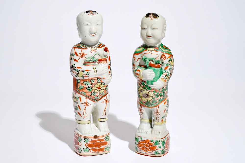 Een paar Chinese famille verte figuren van de Hehe Er Xian broers, Kangxi