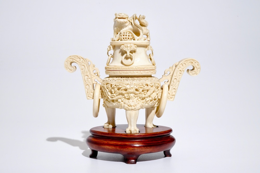 Een Chinese gesculpteerde ivoren wierookbrander op sokkel, ca. 1900