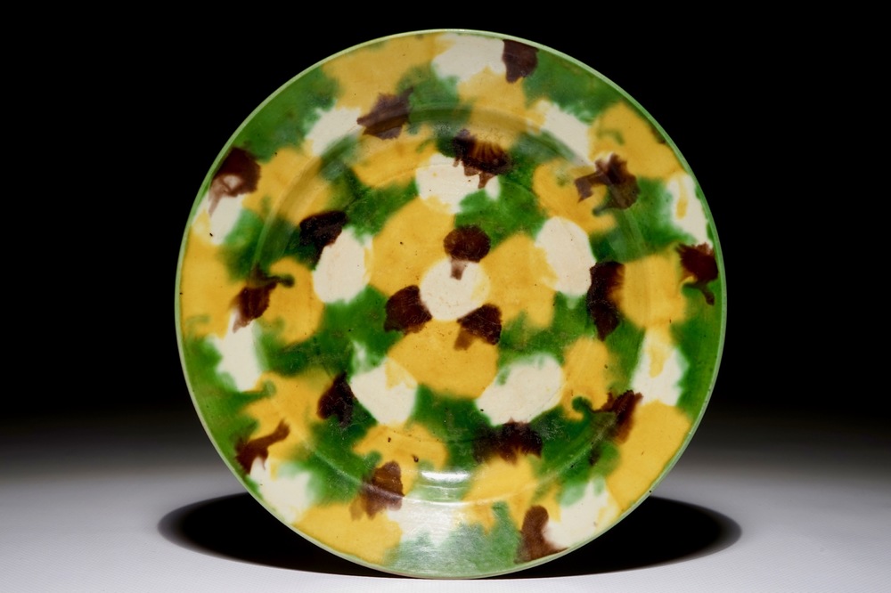 Une assiette en porcelaine de Chine de type &eacute;pinards et oeuf, Kangxi