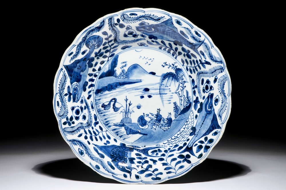 Un plat en porcelaine de Chine bleu et blanc aux carpes, Kangxi
