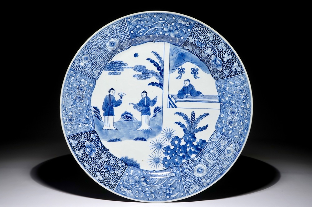 Un plat en porcelaine de Chine bleu et blanc &agrave; d&eacute;cor de "La Romance de la chambre de l'ouest", Qianlong