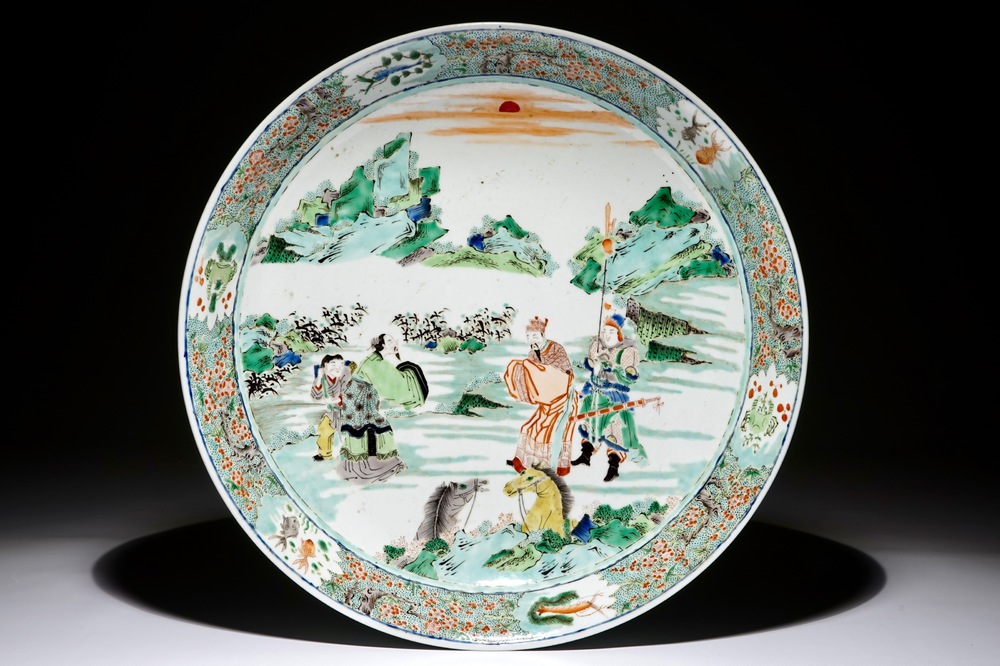 Een grote Chinese famille verte schotel met figuren in landschapsdecor, 19/20e eeuw