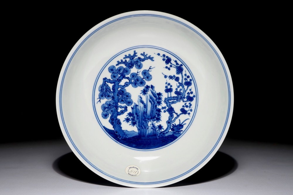 Een Chinees blauwwit bord met "Drie Vrienden van de Winter" decor, Qianlong merk en periode