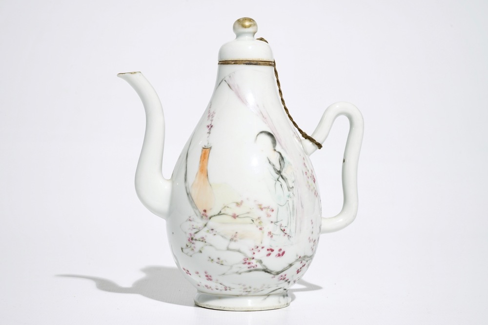 Une verseuse en porcelaine de Chine qianjiang cai, 19&egrave;me
