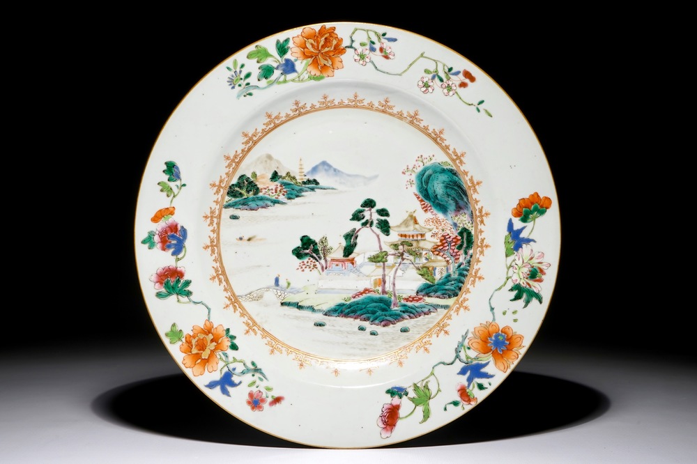 Een Chinese famille rose schotel met landschapsdecor, Qianlong