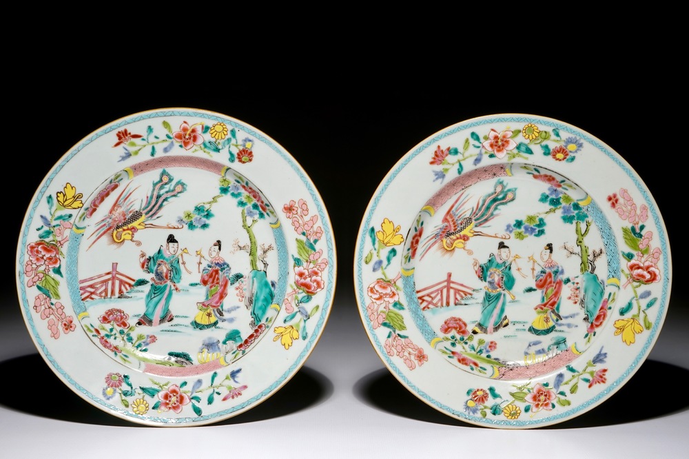 Une paire d'assiettes en porcelaine de Chine famille rose, Qianlong