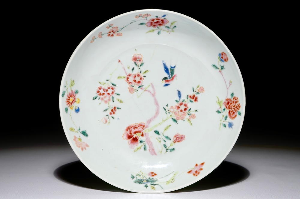 Une assiette en porcelaine de Chine famille rose figurant un oiseau parmi branches, marque et p&eacute;riode de Yongzheng