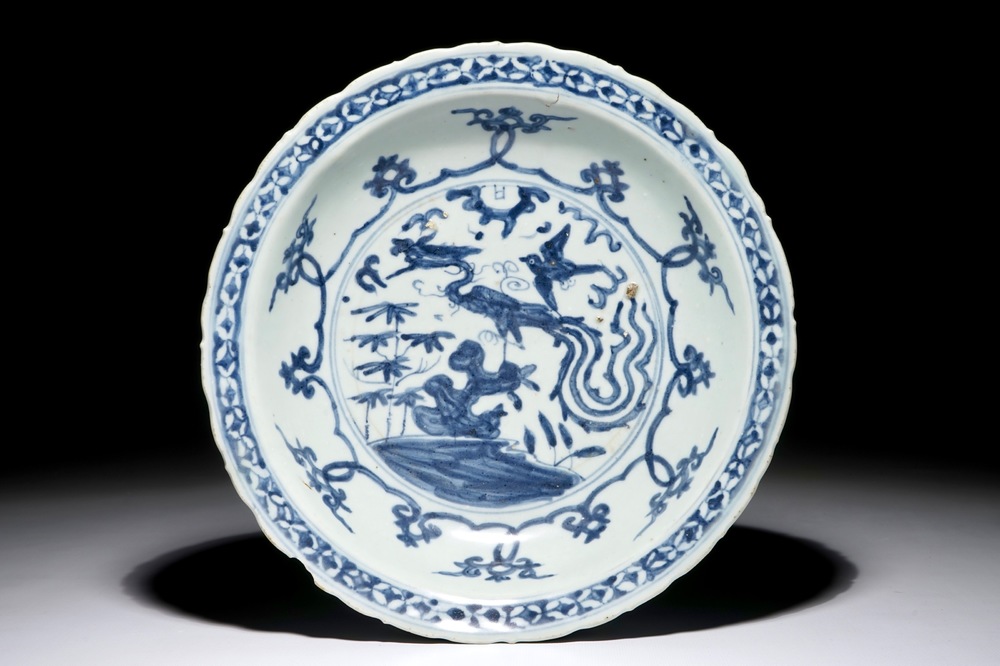Un plat en porcelaine de Chine, dit de Swatow, &agrave; d&eacute;cor d'un ph&eacute;nix, marque &ldquo;Da Ming Nian Zao&rdquo;, Ming