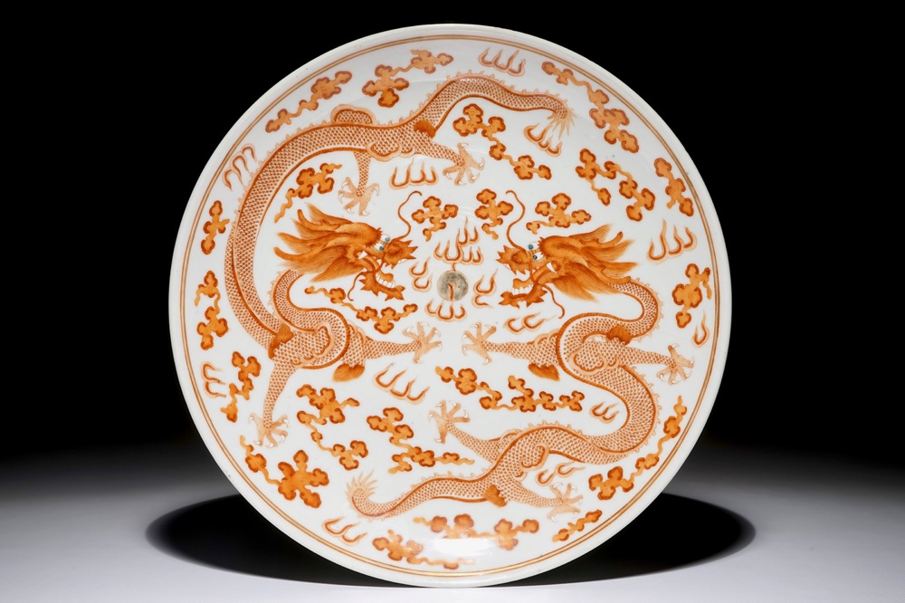 Een Chinese ijzerrode en oranje drakenschotel, Guangxu merk en periode