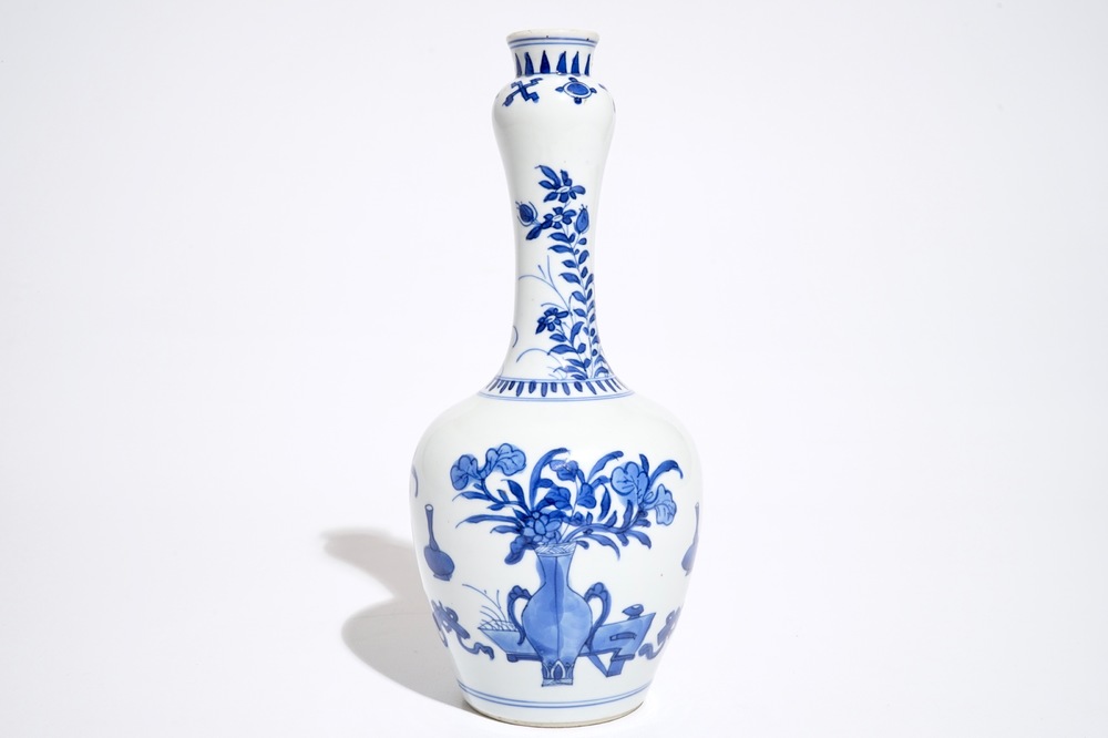 Een Chinese blauwwitte flesvormige vaas, Kangxi