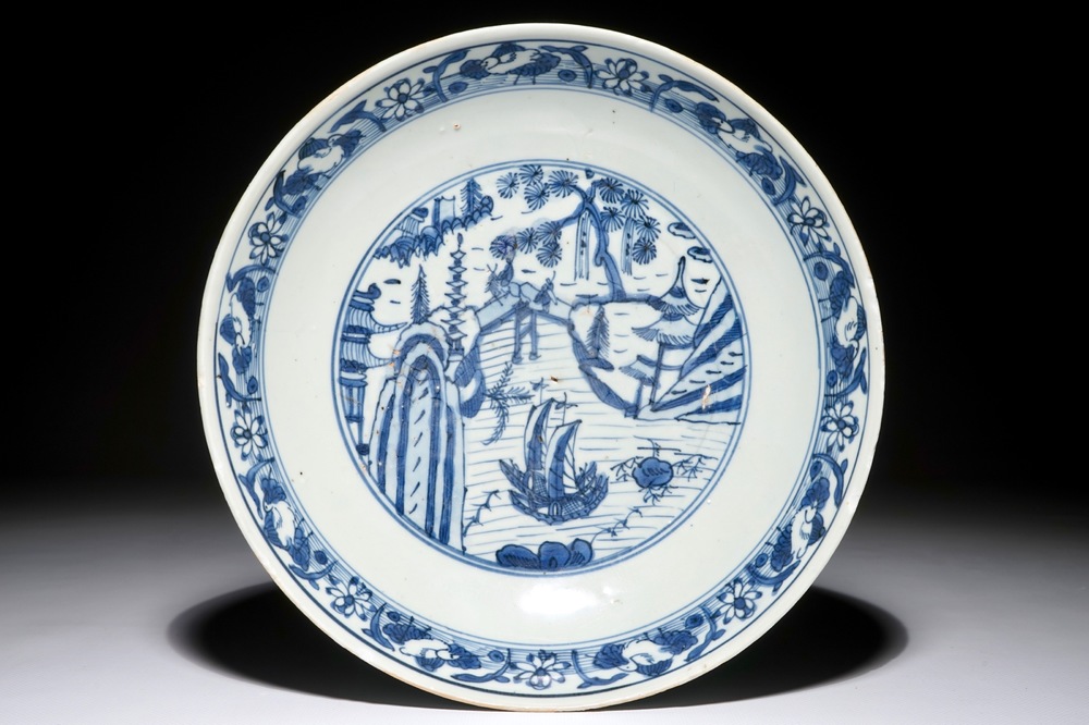 Een Chinese blauwwitte schotel met landschapsdecor, Jiajing