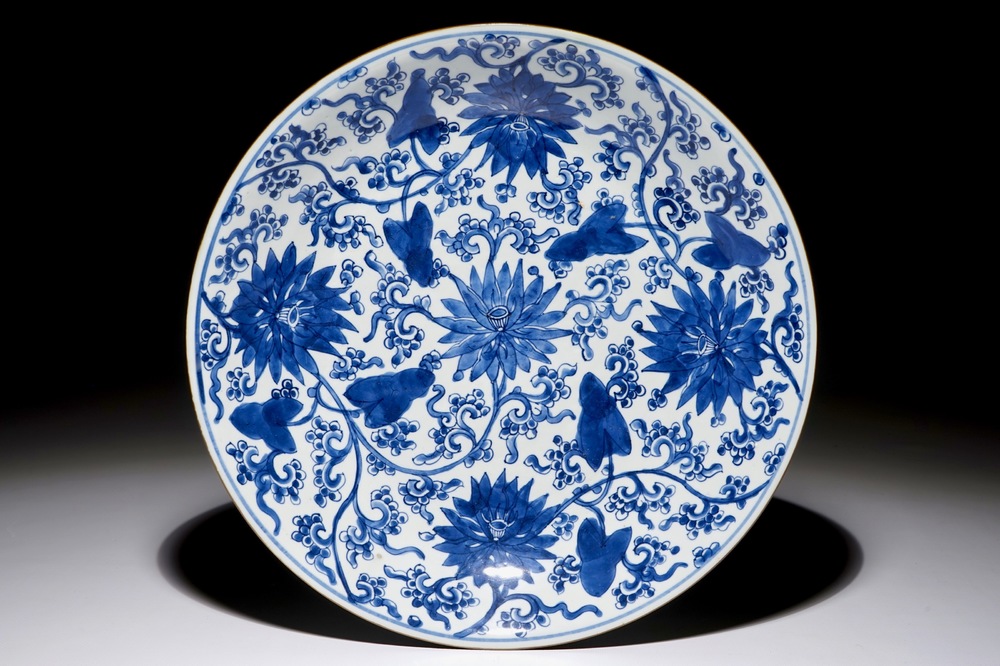 Un plat en porcelaine de Chine bleu et blanc aux rinceaux de lotus, Kangxi