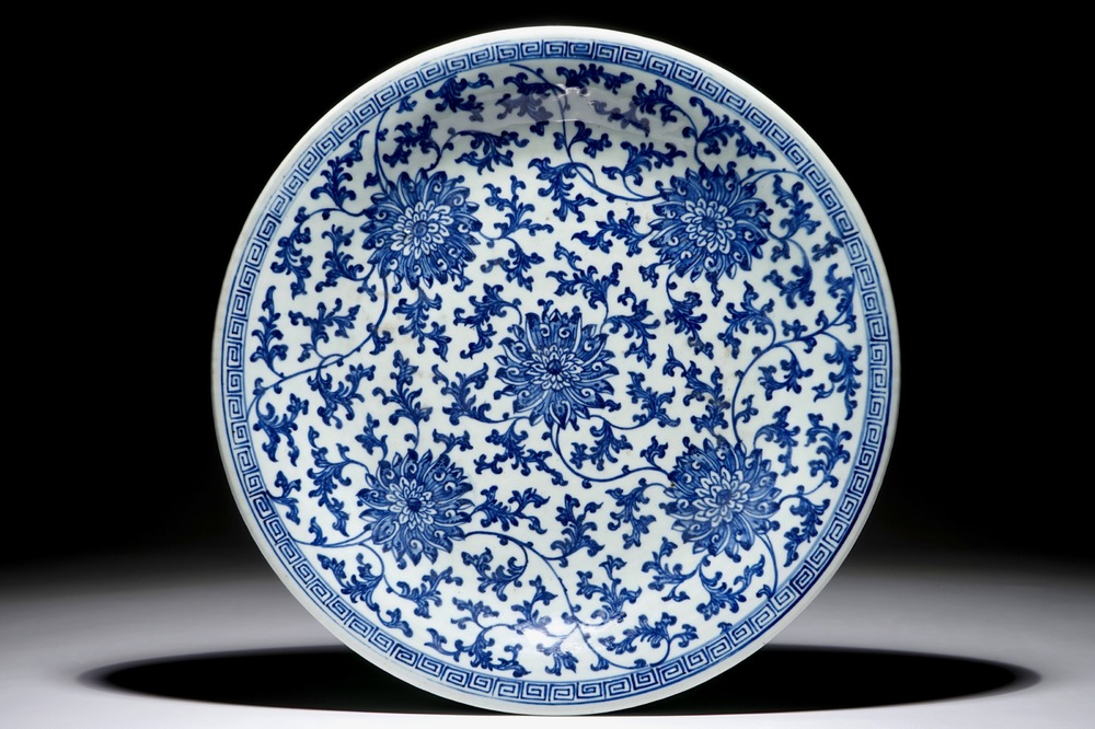 Een grote Chinese blauwwitte schotel met lotus scrolls, Qianlong merk en periode