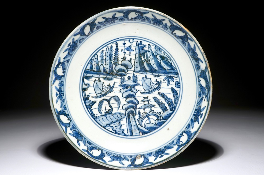 Een Chinese blauwwitte schotel met landschapsdecor, Jiajing