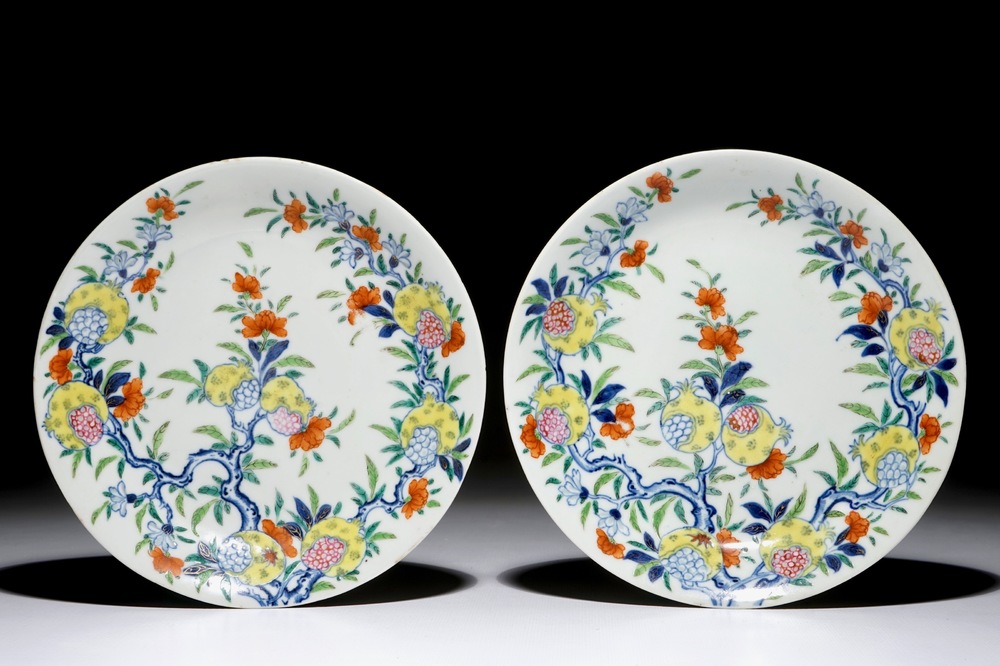 Une paire d'assiettes en porcelaine de Chine doucai &agrave; d&eacute;cor de grenades, marque et &eacute;poque de Qianlong