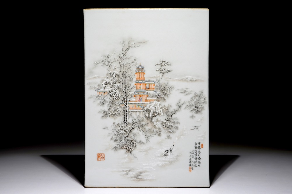 Een Chinese polychrome plaquette met winterlandschapsdecor, gesign. Wang Kun Rong, 1992