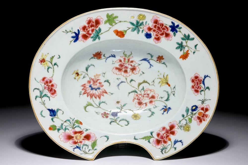 Un plat &agrave; barbe en porcelaine de Chine famille rose, Qianlong