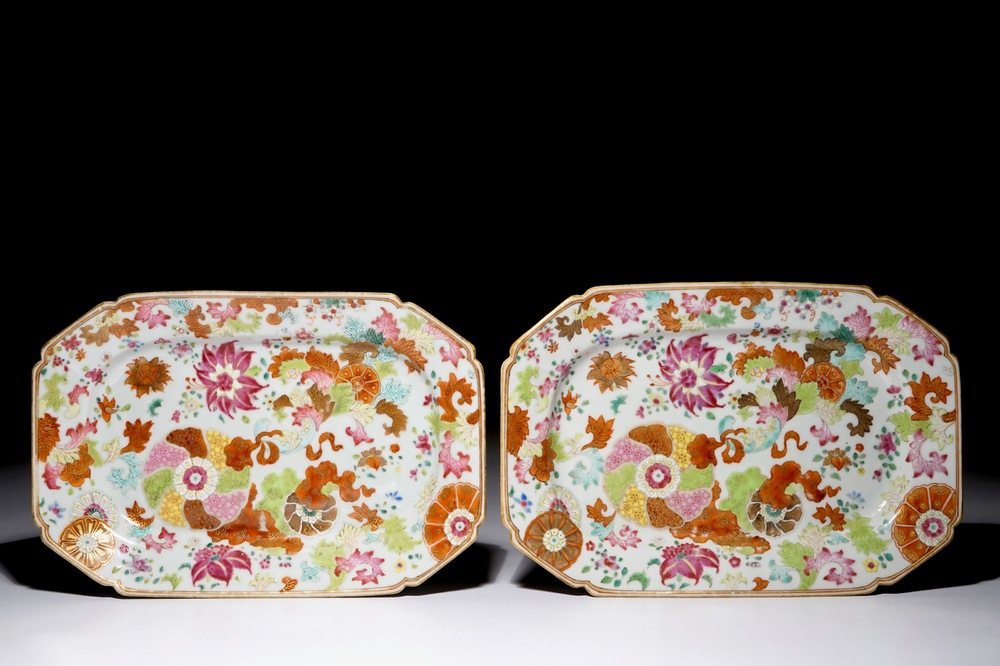 Une paire de plats en porcelaine de Chine &agrave; d&eacute;cor de "pseudo-feuilles de tabac", Qianlong