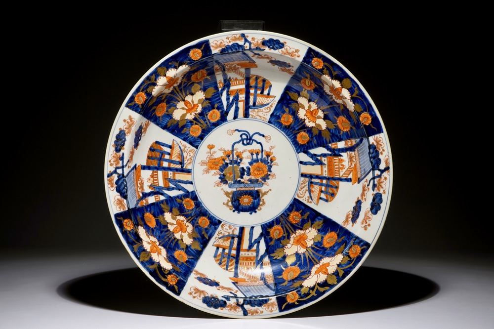 Un grand plat profond en porcelaine de Japon &agrave; d&eacute;cor d'un panier fleuri, Edo, 17/18&egrave;me