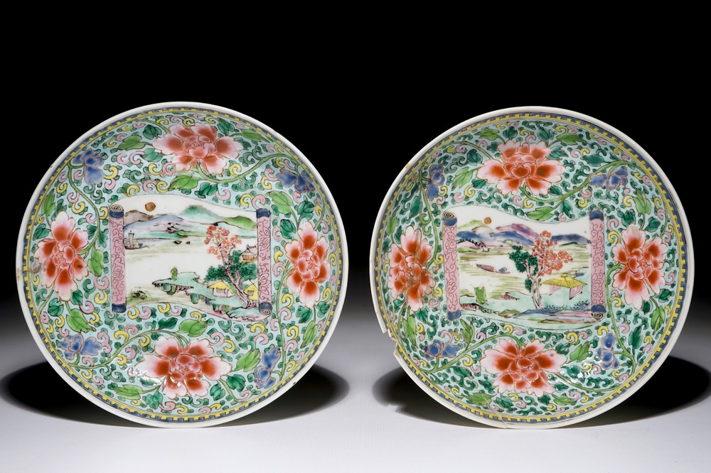 Een paar Chinese famille rose bordjes met landschapsdecor, Yongzheng merk en periode