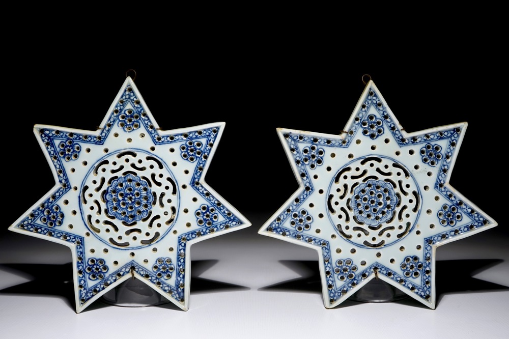 A pair of Chinese blue and white star-shaped strainers for the Persian market, Qianlong