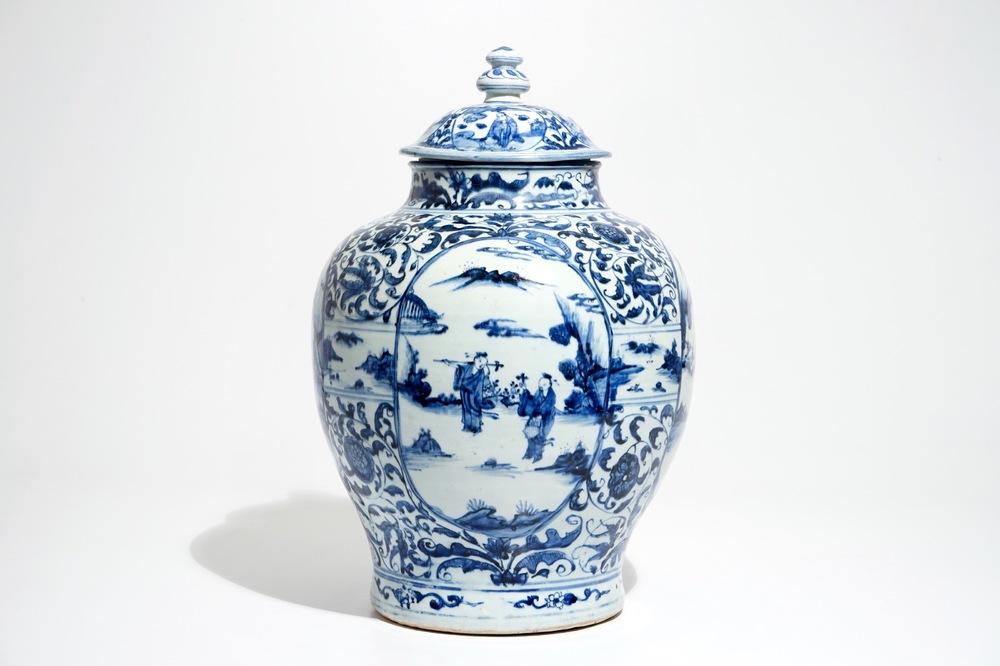 Un grand vase couvert de forme balustre en porcelaine de Chine bleu et blanc, Wanli