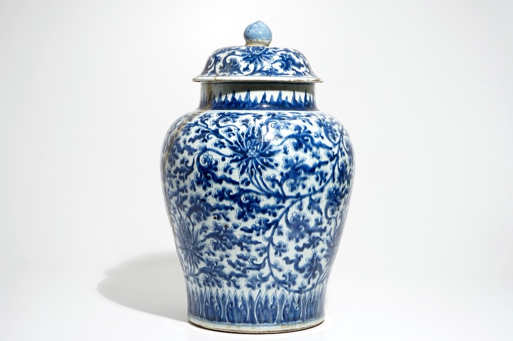 Een grote Chinese blauwwitte dekselvaas met lotusslingers, Kangxi