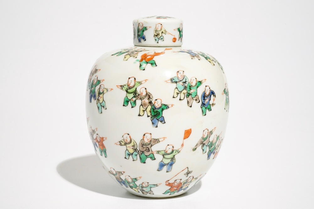 A small Chinese famille verte lidded jar with "100 boys", Kangxi mark, 19th C.