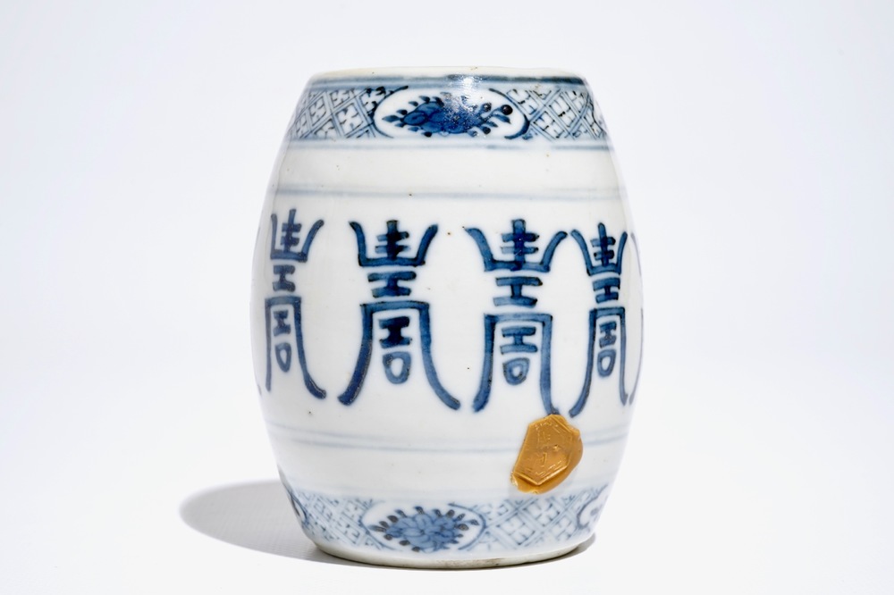 A Chinese blue and white barrel-shaped incense holder with "Shou" design, 19/20th C.