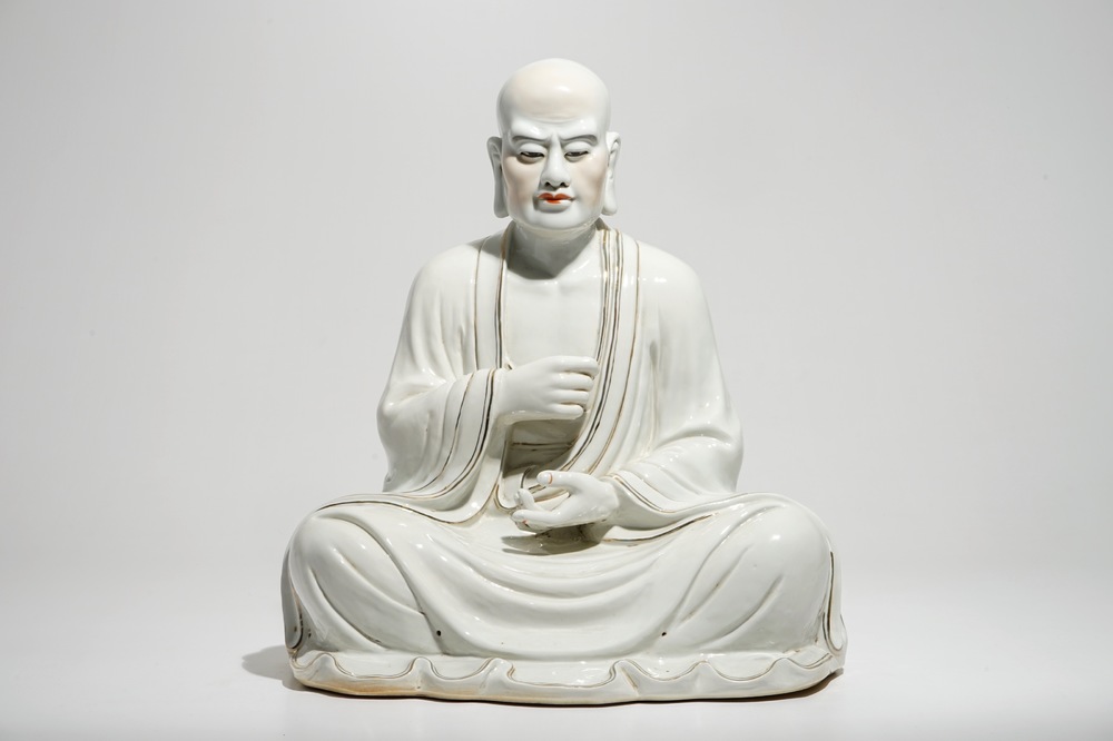 Een grote Chinees porseleinen figuur van een zittende Luohan, 20e eeuw
