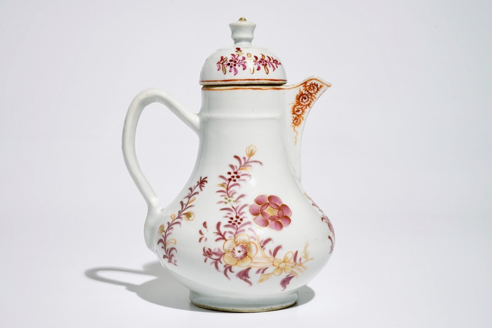 Une verseuse couverte en porcelaine de Chine pour l'export, Qianlong