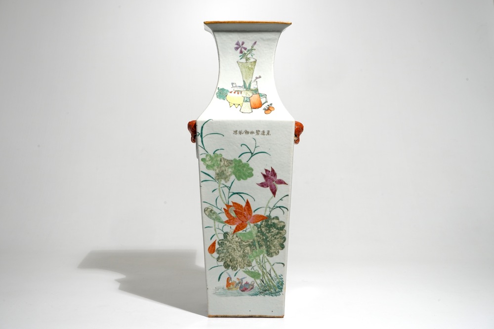Een grote vierkante Chinese famille rose vaas, 19/20e eeuw