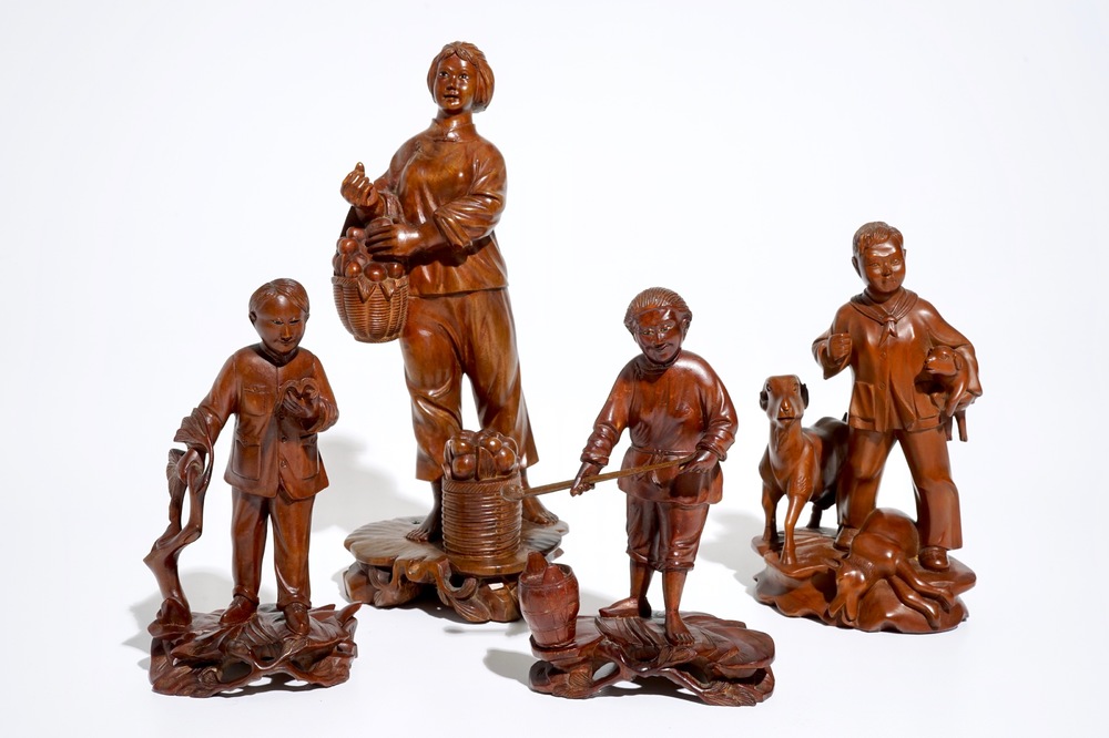 Quatre figures en bois sculpt&eacute; figurant des ouvriers, Chine, &eacute;poque R&eacute;volution Culturelle