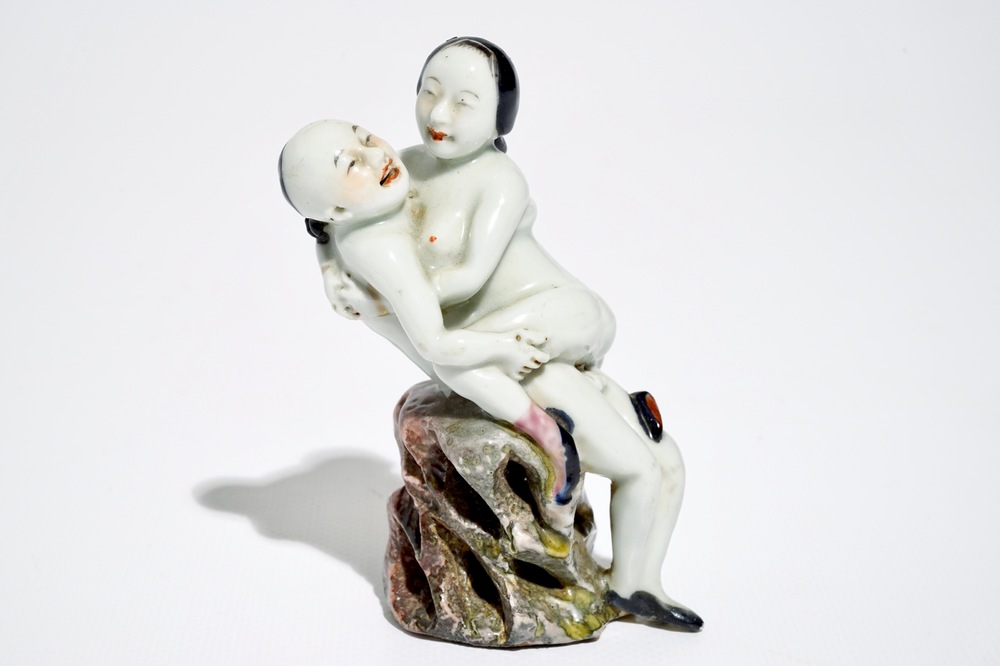 Een polychrome Chinese groep met erotisch subject, 19/20e eeuw