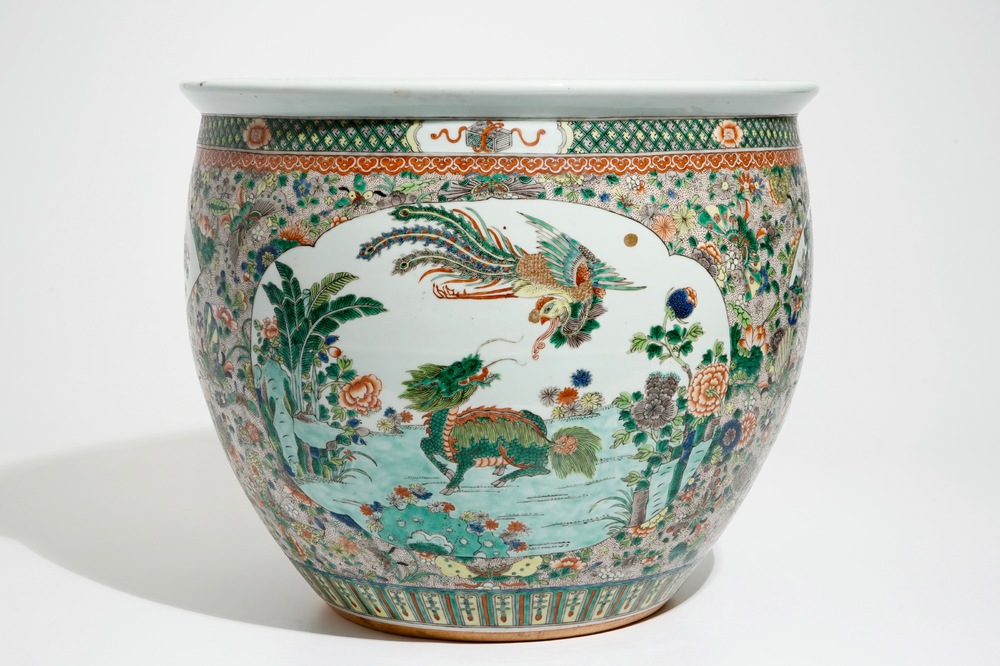 Un aquarium en porcelaine de Chine famille verte, 19&egrave;me