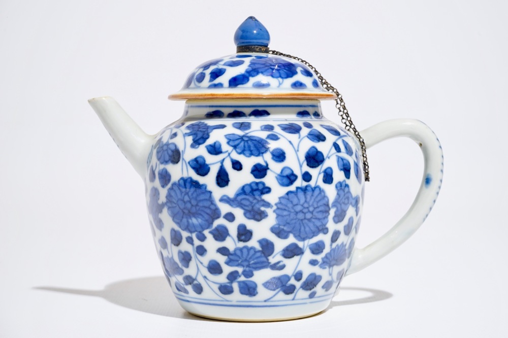 Une th&eacute;i&egrave;re en porcelaine de Chine bleu et blanc &agrave; d&eacute;cor floral, Kangxi