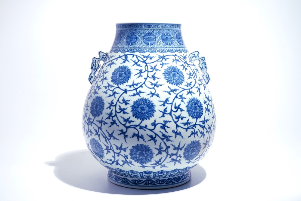 Een Chinese blauwwitte hu vaas met lotusslingers, Qianlong merk, 20e eeuw