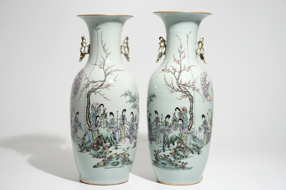 Une paire de grands vases en porcelaine de Chine famille rose, 19/20&egrave;me