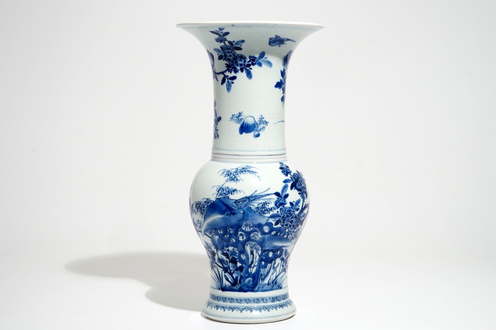 Un vase de forme yenyen en porcelaine de Chine bleu et blanc, Kangxi