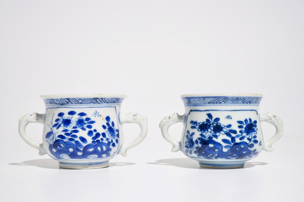 Twee Chinese blauwwitte wierookbranders met floraal decor, Kangxi