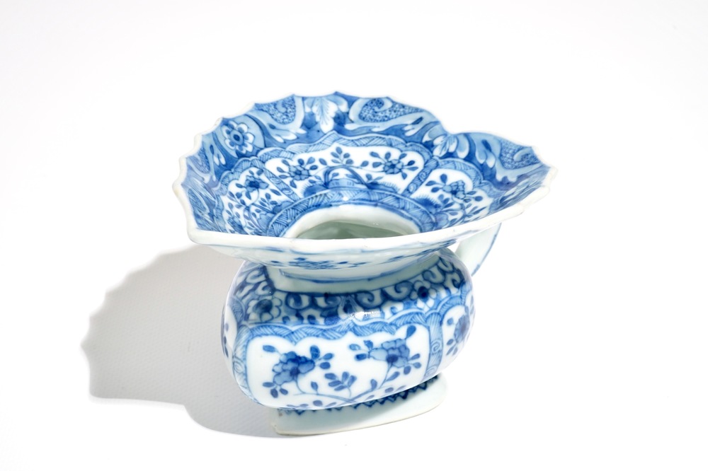 Un crachoir en forme de coeur en porcelaine de Chine bleu et blanc, Kangxi