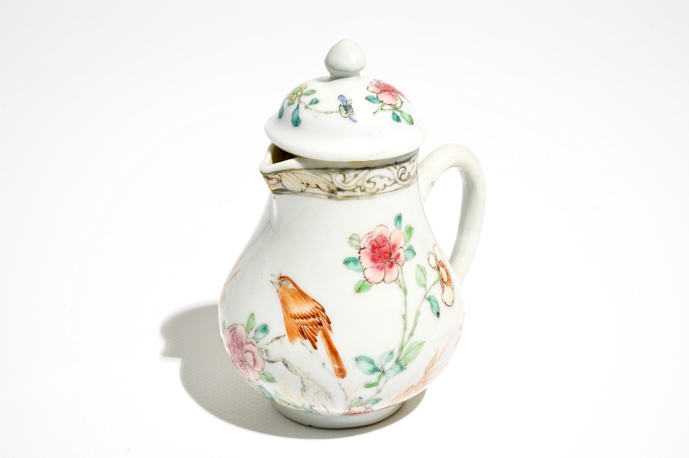 Une verseuse couverte en porcelaine de Chine famille rose, Yongzheng