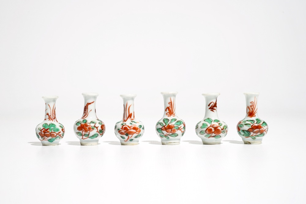 Six vases miniatures en porcelaine de Chine famille verte, Kangxi