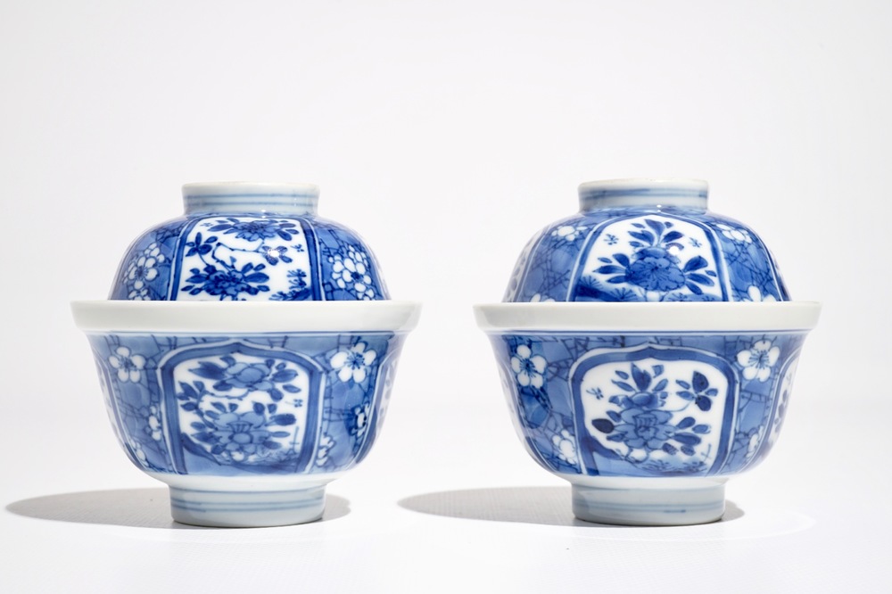 Een paar Chinese blauwwitte dekselkommen, Kangxi