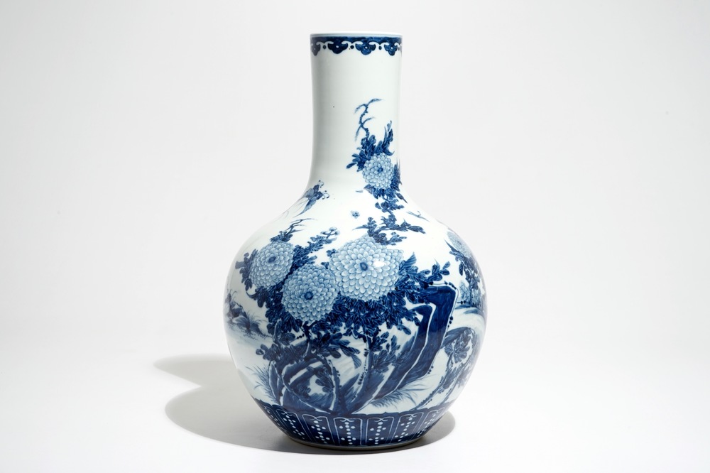 A Chinese blue and white tianqiu ping vase, 20th C.